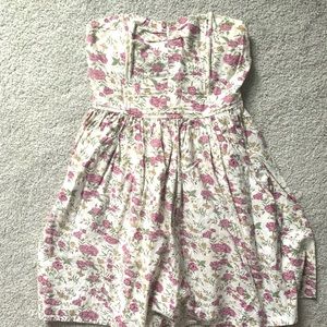 Very flattering spring dress. If you are tall it will be very short.